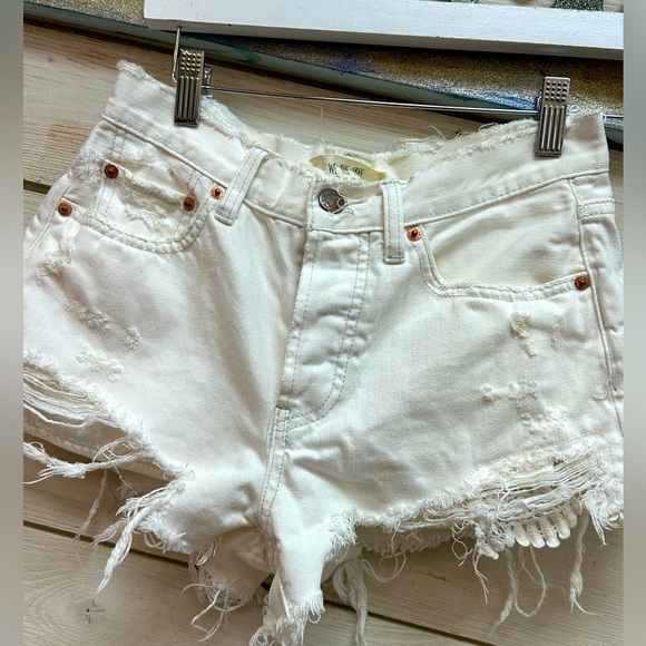 We The Free by Free People White Distressed Denim Shorts Size 26 - Picture 2 of 6